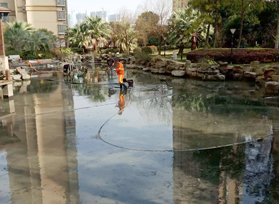 马鞍山景观池淤泥清理