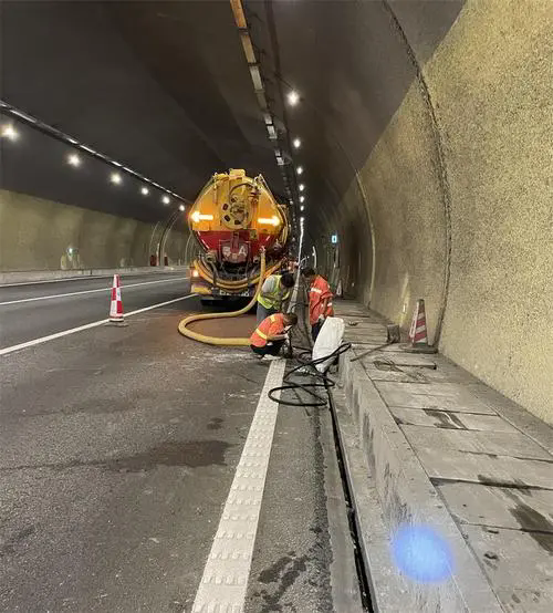 马鞍山隧道排水渠清淤